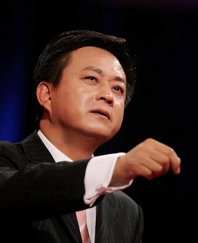 脸横肉眼睛肿大陪维娜打卡黄河被冷脸嫌弃AYX爱游戏APP60岁朱军现身兰州满