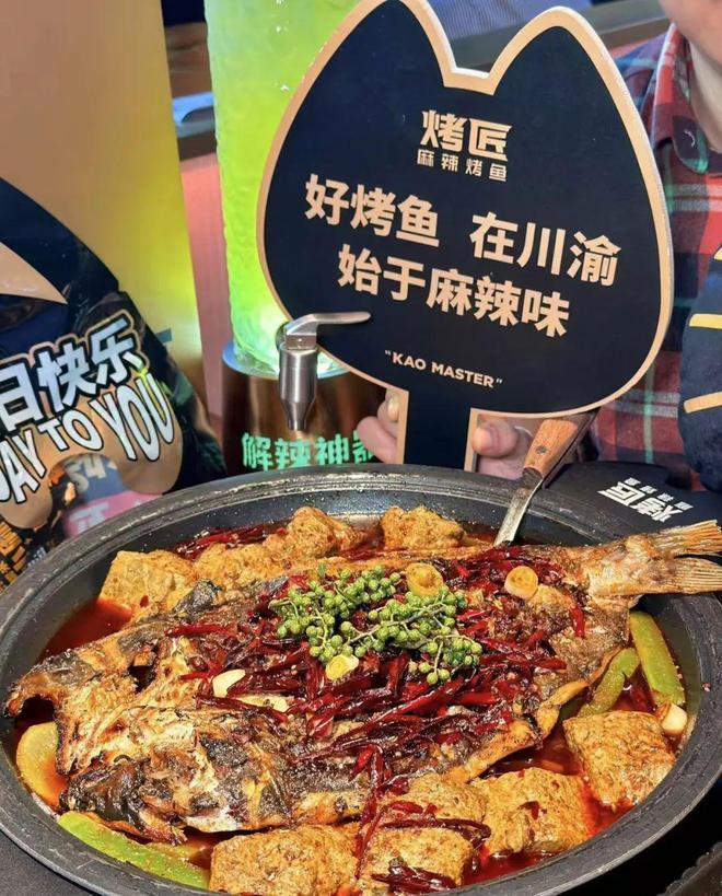 烤匠靠的是什么才能火爆出圈爱游戏app体育排队7小时(图6)